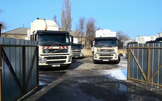 Мусоровозы выезжают из автопарка