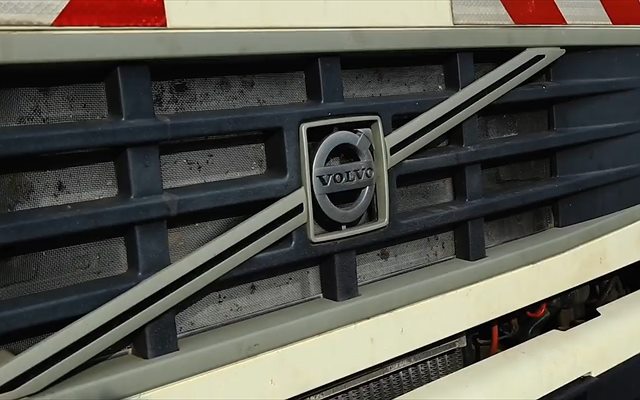 Решётка радиатора Volvo со светоотражающей полосой